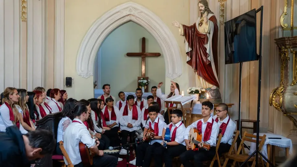 Cigány mise: arlói fiatalok és asszonyok zenélnek